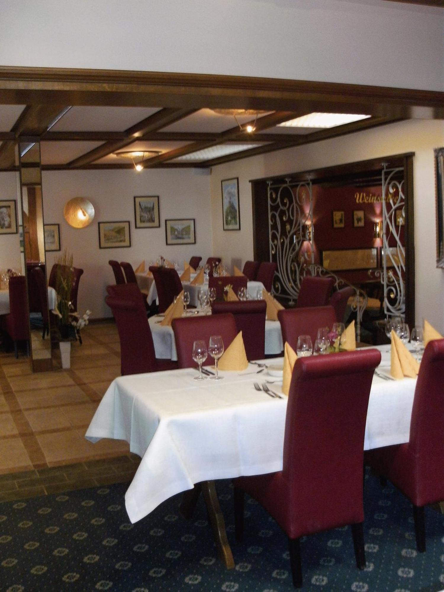 Weinhotel Hubertus Garni Клоттен Экстерьер фото