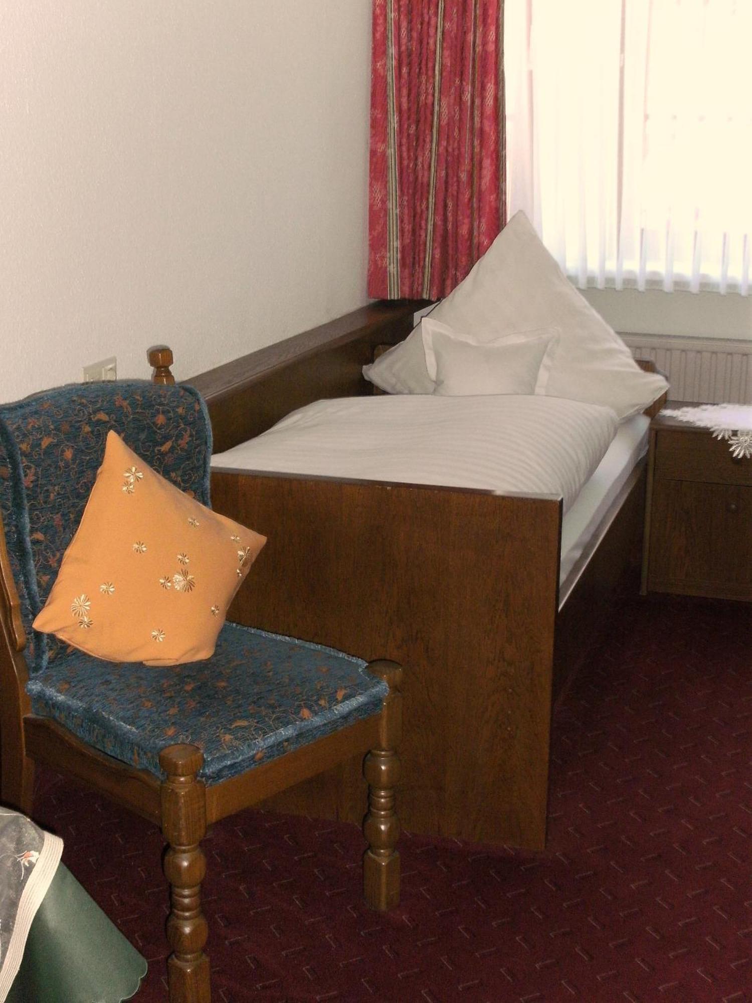Weinhotel Hubertus Garni Клоттен Экстерьер фото