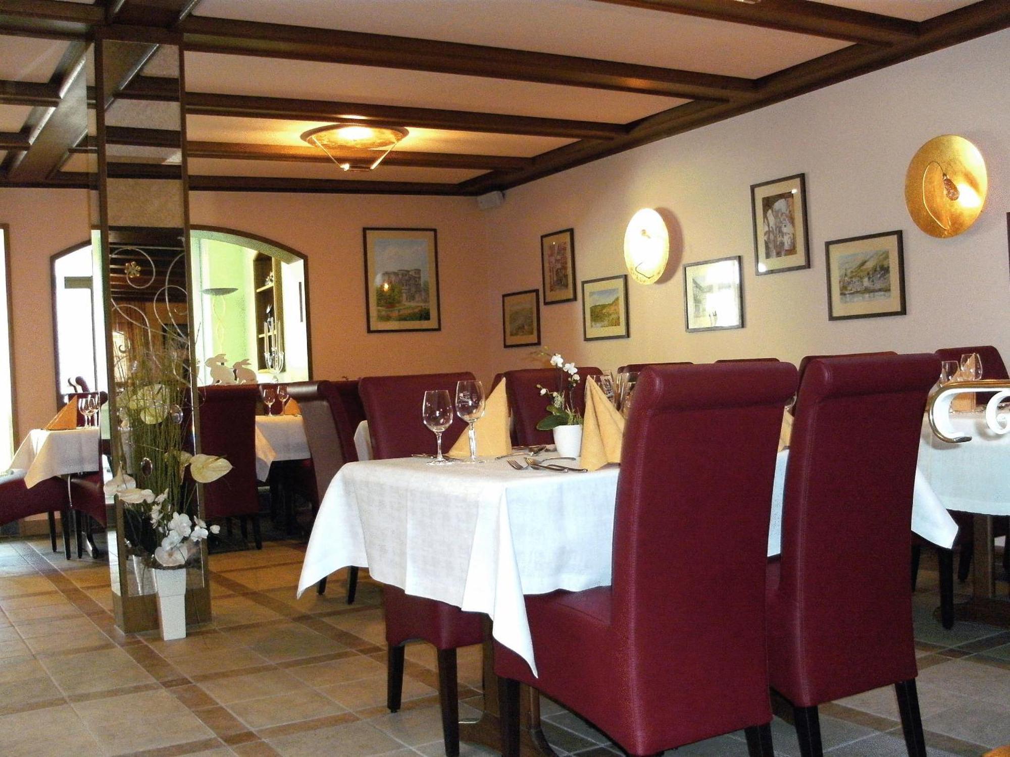 Weinhotel Hubertus Garni Клоттен Экстерьер фото