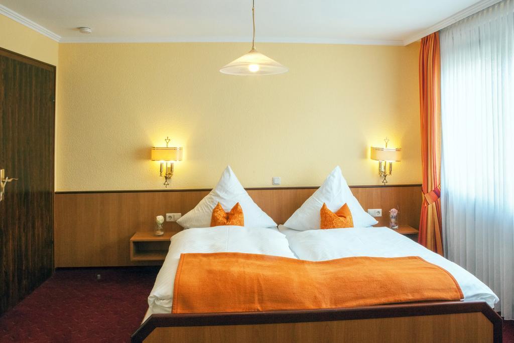 Weinhotel Hubertus Garni Клоттен Экстерьер фото